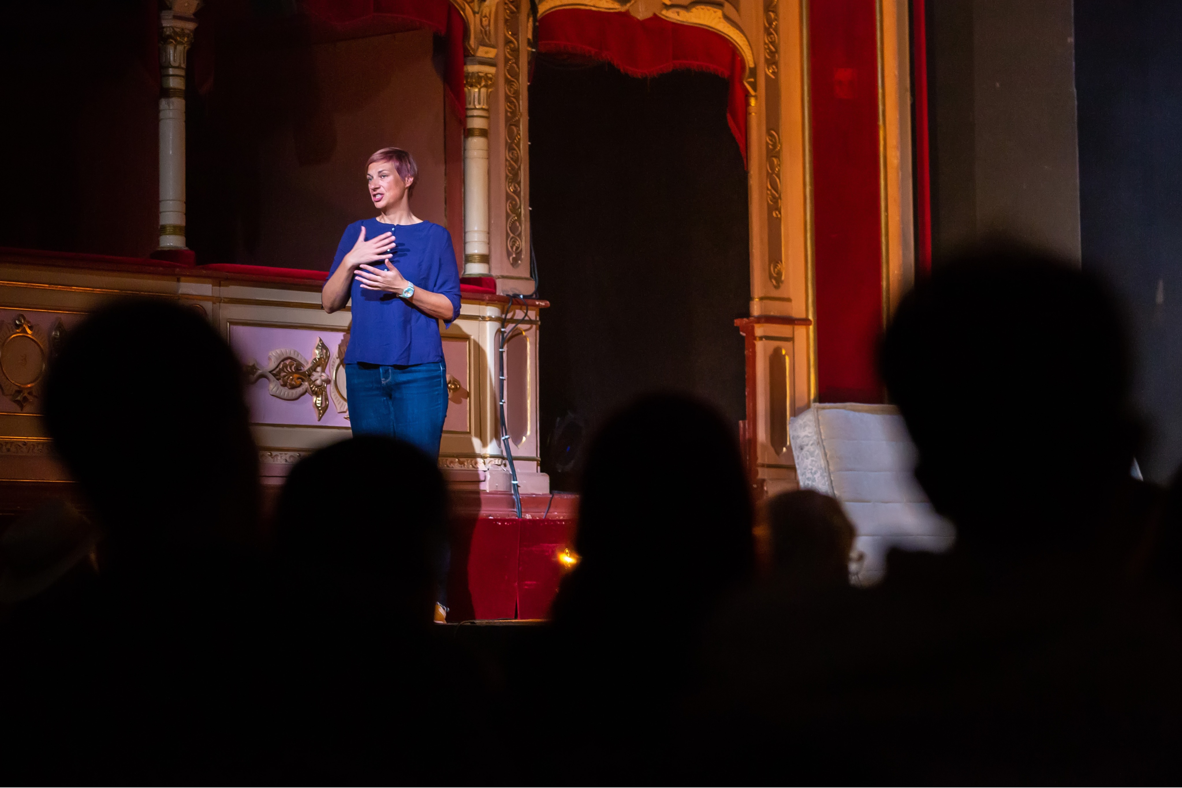 Tumač znakovnog jezika na pozornici